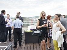 Florent Barral, directeur commercial de l hôtel Hilton, et Roland Bourgeois, vice-président de la CCFT, ont souhaité la bienvenue à une soixantaine de membres qui ont dégusté le vin offert par le bar