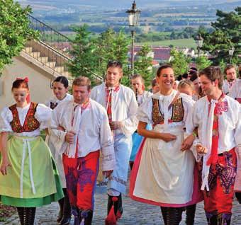 KVĚTEN ŘÍJEN MAI OKTOBER MAY OCTOBER 2017 LÉTO NA MIKULOVSKU 2017 SOMMER IN MIKULOV-UMGEBUNG / SUMMER IN MIKULOV REGION KULTURA SPORT ZÁBAVA KULTUR SPORT UNTERHALTUNG CULTURE SPORTS ENTERTAINMENT