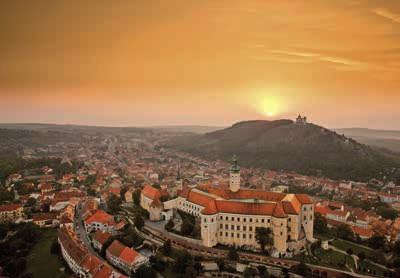 2017 10:00 MIKULOV Hotel Zámeček Hotel Zámeček Hotel Zámeček Pálavský gulášfest s ochutnávkou Moravského Božolé Pollauer Gulaschfest mit Verkostung des Mährischen Beaujolais Pálava Goulash Festival