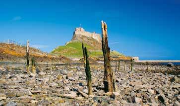 Holy Island (Lindisfarne) na ostrov lze přijít po šíji, která se zjeví 2x denně při odlivu, zde socha sv. Aidan, kaple sv.