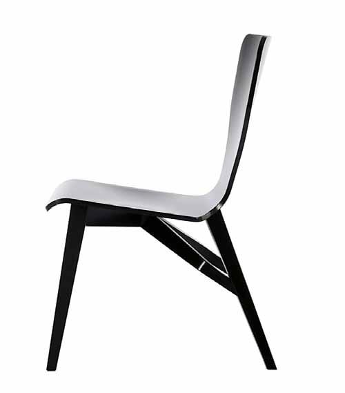 Díky zkrácení zadních nohou židle budete usazeni v mírném záklonu, jenž respektuje čtenářskou ergonomii a vytváří tak příjemný pocit pohodlí.