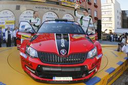 BARUM CZECH RALLY ZLÍN 2016 Jan Kopecký popáté triumfoval a odvezl si natrvalo pohár pro vítěze Český automobilový jezdec Jan Kopecký (Škoda Fabia R5) se stal vítězem 46.