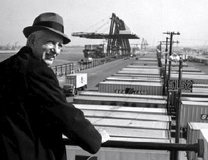 KONTEJNEROVÁ DOPRAVA Otcem kontejnerizace je nazýván Malcolm MacLean, který po druhé světové válce nechal přestavět loď Maxton na historicky