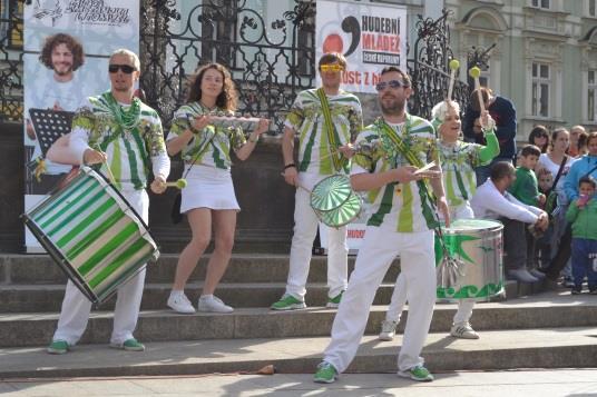 V rámci ní vystoupilo dívčí vokálně-instrumentální trio Pipiband, dechový soubor Brass Jablonec, dětský