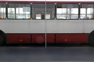 3 MECHANISMUS STŘETU Před střetem byl autobus postaven do kolejiště přibližně kolmo ke kolejím. Přesně postavení autobusu na kolejích ukazuje 6. obrázek.