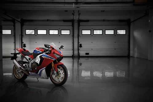 03 04 cbr1000rr fireblade SP2 ZROZENA K ZÁVODĚNÍ. VYŠLECHTĚNA K VÍTĚZSTVÍ. Fireblade SP2 je závodní speciál se silniční homologací, který vychází z modelu Fireblade SP.