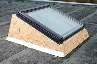 použitých střešních oken dobrá možnost větrání stabilní zateplený zdvihový rám na šikmou střechu více prostoru a komfortu v podkroví s nízkým sklonem střechy možnost vsazení jakéhokoliv střešního