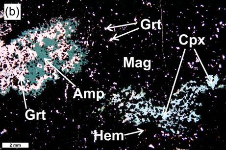 amfibolu, granátu a pyroxenu (ML1), (c) jemnozrnný skarn s pásky klinopyroxenu a magnetitu a s