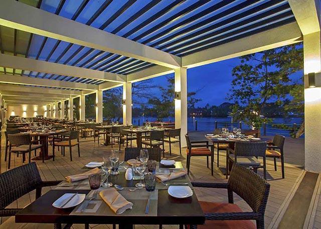 VYBAVENIE: Nízkopodlažný hotel disponuje 165 izbami, recepciou s lobby a zmenárňou, 2 reštauráciami, 2 barmi i pool