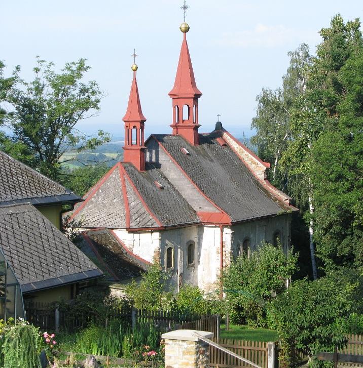 kaple sv. Jana z Nepomuku. Ta postupně přestala stačit potřebám rozrůstající se vesnice a byla k ní přistavěna ještě jedna kaple. Stará pak fungovala jako sakristie a v nové se konaly bohoslužby.