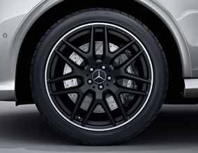 pneumatikami 265/40 R 21 (na želanie v kombinácii s balíkom AIRMATIC) dizajnom, titánový sivý lak, leštený, s pneumatikami zdvojených lúčov, čierny lak, leštený, s pneu- 692 Disk AMG z ľahkej