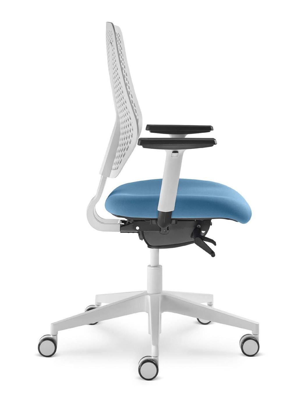 The backrest in the Why chair is pleasantly flexible, perfectly shaped in the lumber area and height adjustable thanks to a reliable and precise push-button controlled mechanism.