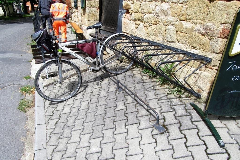 Přidaným ramenem lze každé kolo připoutat za rám i v tomto svažitém terénu (Kladensko).