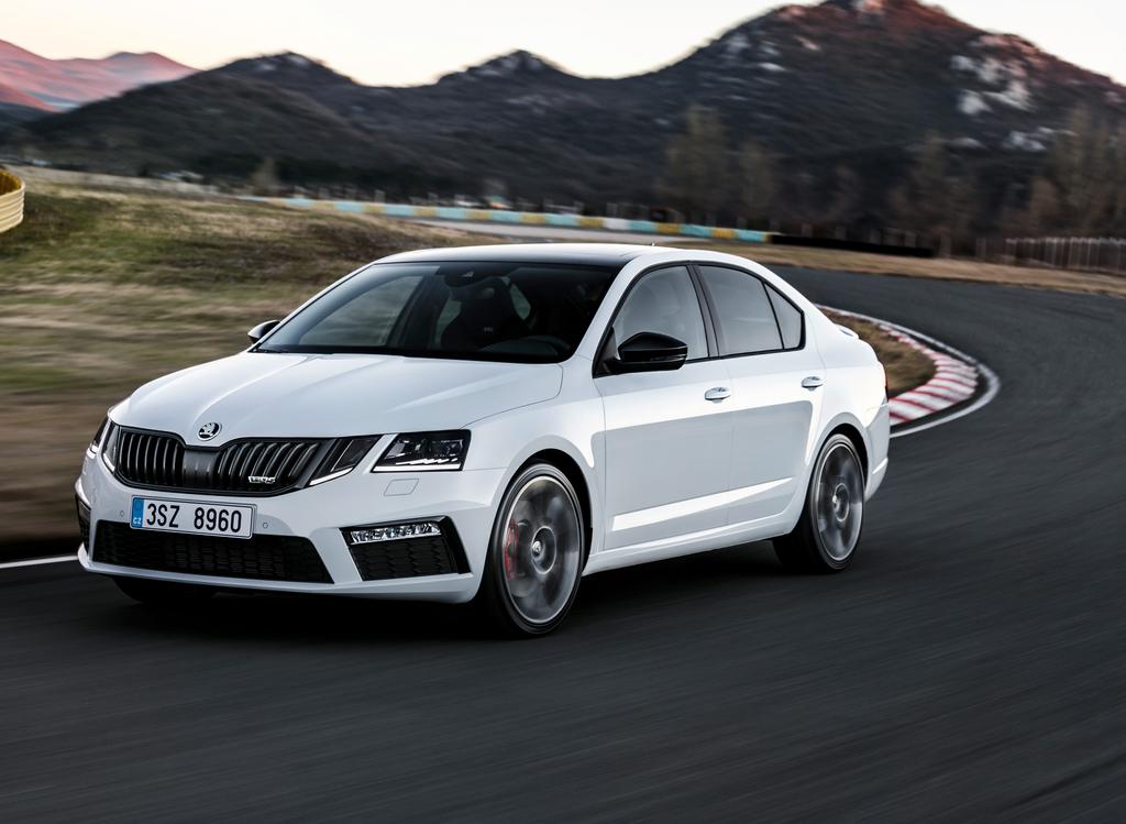 NOVÁ ŠKODA Octavia RS 1 NOVÁ ŠKODA OCTAVIA RS CENÍK NOVÁ OCTAVIA MOTORIZACE Komb. spotřeba [l/100 km] Komb.