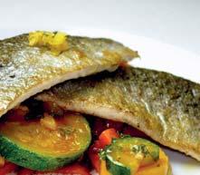 Při dušení ryb se v pánvi nechá zesklovatět Matignon (krájená kořenová zelenina),