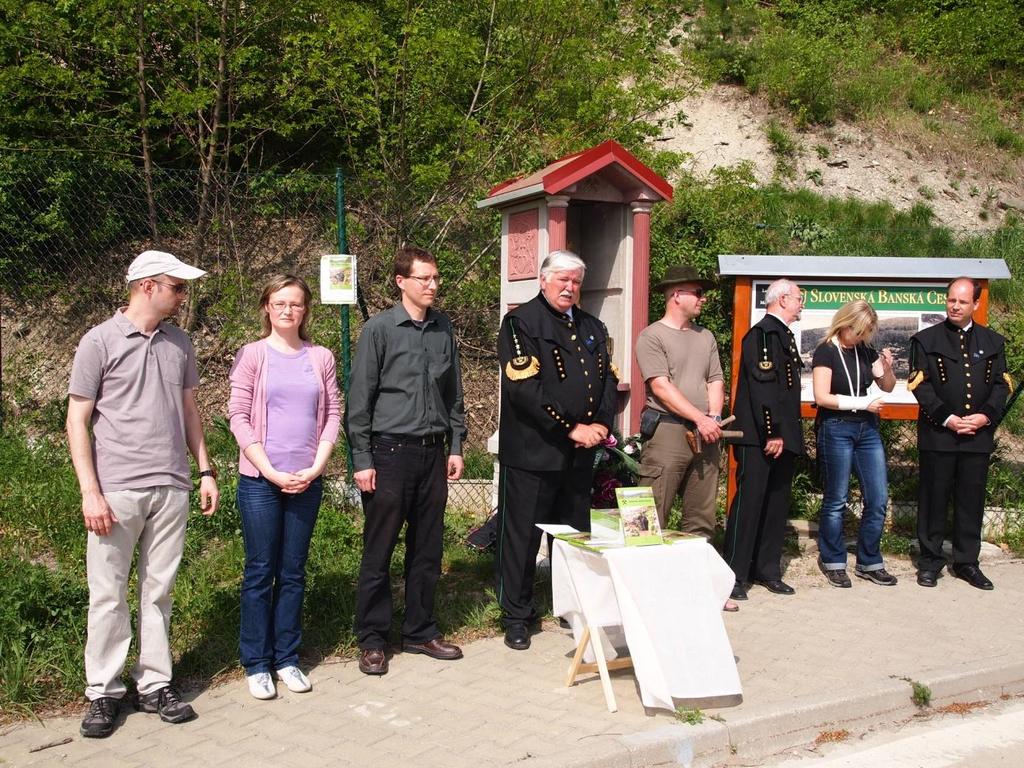 Kroky niekoľkých desiatok ľudí v popoludňajších hodinách 1. mája 2013 viedli do Marianky, kde sa pri Kaplnke sv. Barbory konalo uvedenie novej knihy s názvom Podzemie Malých Karpát.
