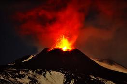 Ako sa volá a v ktorej krajine sa nachádza sopka, ktorá v roku 79 n.l. zničila mestá Pompeje, Stabiae a Herculaneum? 4.