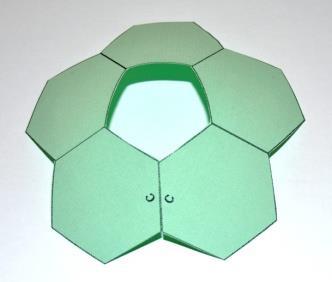 Fullereny jsou třetí objevenou modifikací uhlíku, kromě grafitu a diamantu.