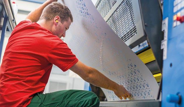 KBA-MetalPrint uvedla do provozu první tiskovou a lakovací linku, která potiskuje výlučně hliníkové tabule, které se dále zpracovávají na šroubovací uzávěry pro kvalitní lihoviny.