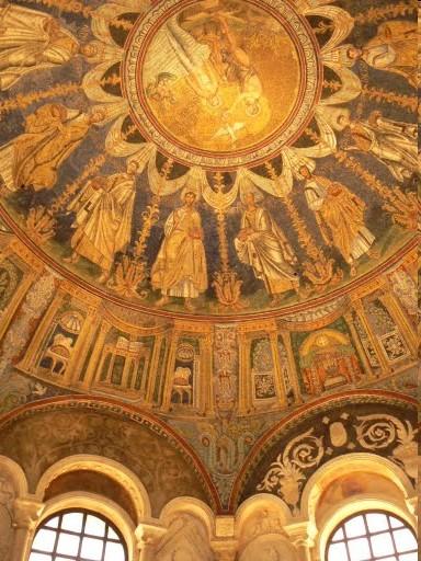 Náměty zobrazené na kopuli jsou rozvrženy do tří pásem: V horní části je kruhová malba - znázorňující Kristův křest.