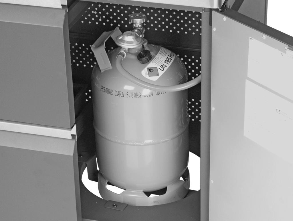 Aşezaţi întotdeauna butelia de gaz de 11 kg lângă aparat sau în spatele acestuia.