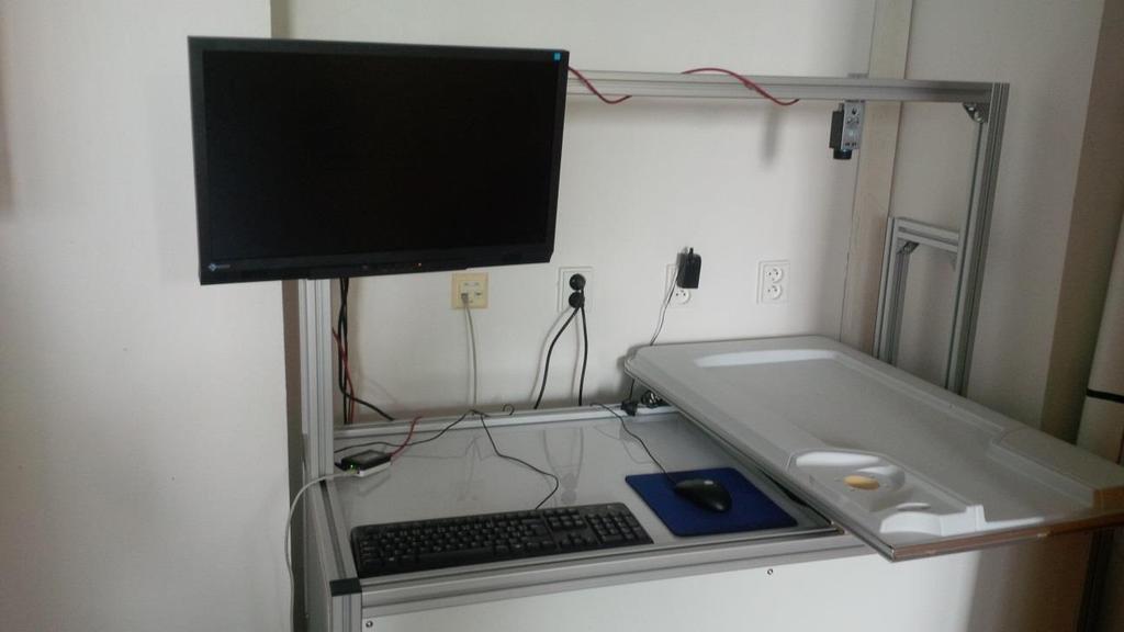 Obrázek 18. Uspořádání termografického pracoviště (1) osobní počítač, (2) termokamera, (3) zkušební vzorek, (4) zdroj tepla Kamera je připevněna ke konzole ve vzdálenosti 35 cm nad zkušebním vzorkem.