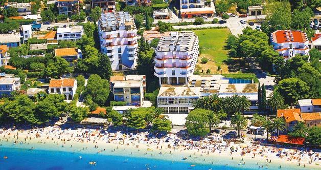 Oficiálna kategória hotela je 2*. Poloha: iba 10 m od kamienkovej pláže, od ktorej ho delí pobrežná promenáda vedúca do centra mestečka Gradac.