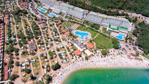 Poloha: hotel Hedera asi 100 m od pláže, hotel Narcis asi 200 m od pláže, približne 500 m od letoviska Rabac a 5 km od starobylého mestečka Labin. Hotel: recepcia, reštaurácia a aperitív bar.