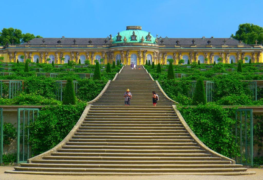 Zámek Sanssouci Obrázek č. 10: Zámek Sanssouci (https://upload.wikimedia.org/wikipedia/commons/c/c1/p1190390_potsdam_sans_souci_rwk. jpg) Letní sídlo založené Hohenzollerny v Postupimi, v Braniborsku.