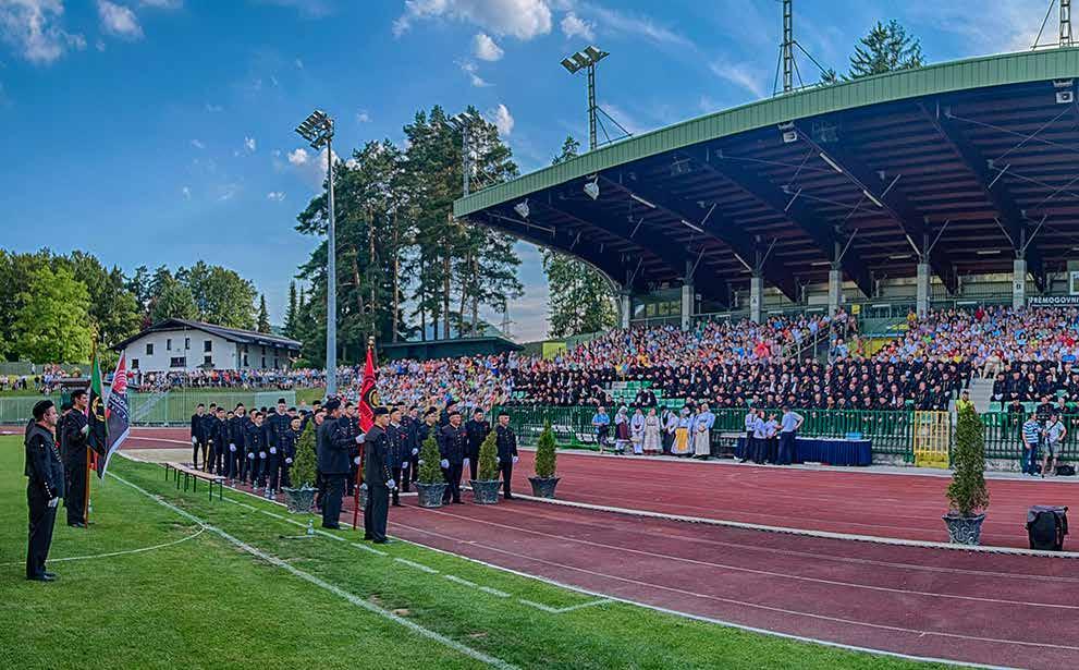 Z DELOM SE VSE DOSEŽE Praznik danes jaz slavim Požrtvovalnost in nesebično tovarištvo ter neomajna vera v rudarsko slogo in medsebojno pomoč so v stoletjih med rudarji izoblikovali posebno vez, ki je