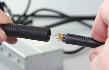 Před připojením kabeláže k regulátoru se ujistěte, že všechny kontakty v konektorech jsou správně usazeny.
