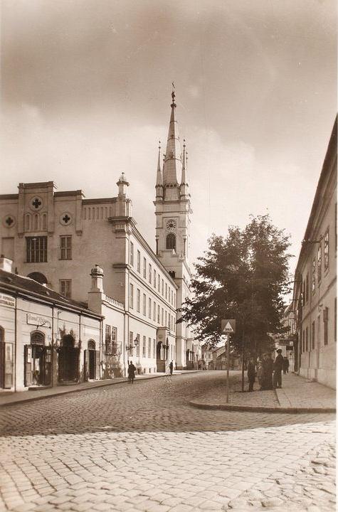 21. Pohľad do dnešnej ulice Farská od severu, po nadstavbe bočných