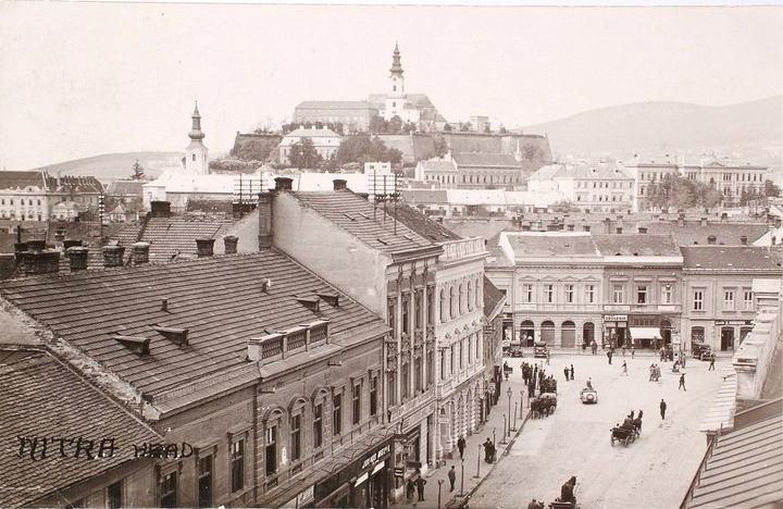 Pohľad do dnešnej Štefánikovej triedy z juhu, čitateľná dnes neexistujúca radová