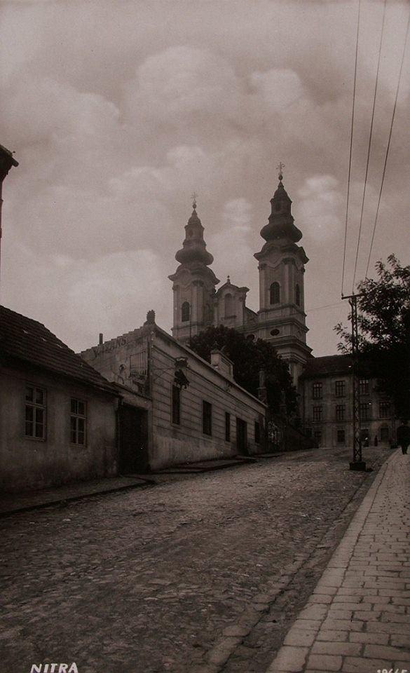 39. Pohľad do dnešnej ulice Školská a na Kostol sv.