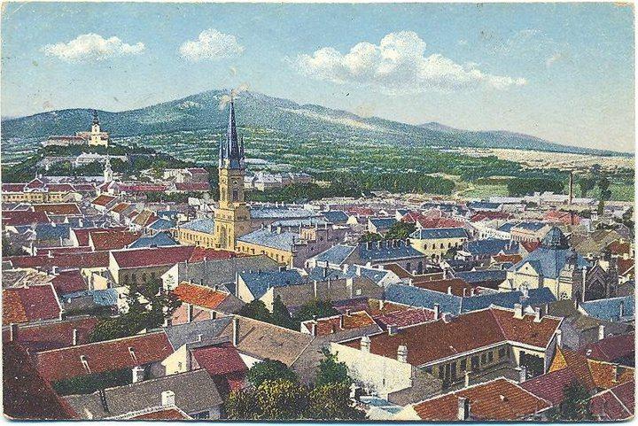 8. Letecký pohľad na Dolné mesto, záber do dnešnej ulice Farská s dominujúcim Kostolom Navštívenia Panny