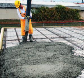 Krajní pole vložek lze uložit přímo na zdivo. Minimální uložení vložek je 20 mm (40 mm včetně ozubu vložky).