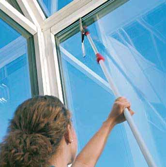 C. ČIŠČENJE OKEN Evolution S pripomočki za čiščenje oken Evolution vam Vileda Professional nudi maksimalno fleksibilnost in dostopnost okenskih površin.