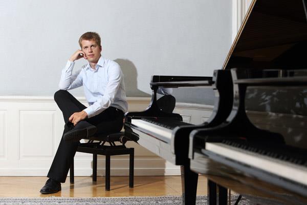 Mezinárodní klavírní soutěži Fryderyka Chopina v Mariánských Lázních z roku 2013 a 3. cenu na chopinovské soutěži v Darmstadtu; o rok později získal 1.
