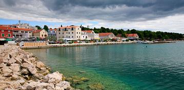Blízko se nachází ostrov Kornati, na který je možnost výletů a je velmi atraktivní pro milovníky plachtění.