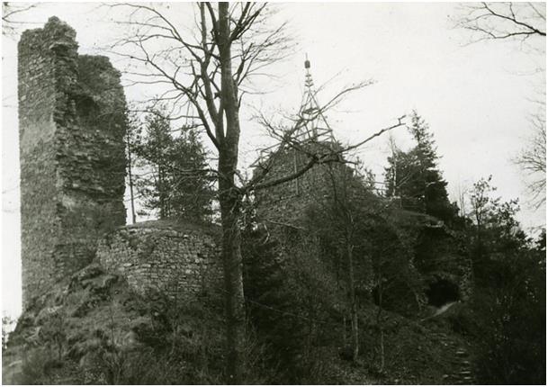 Obr. 4: Zubštejn, hradní jádro v roce 1944 (Muzeum Bystřice nad Pernštejnem).