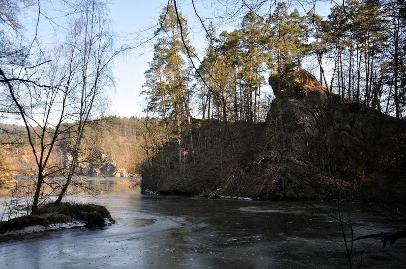 region-vysocina.cz/zricenina-hradu-holoubek-cx38). Obr.