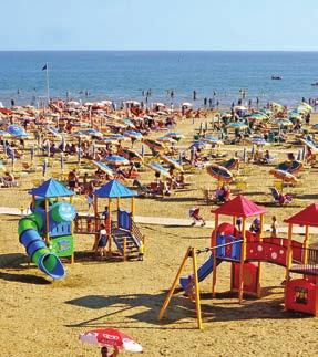 POLOHA: v časti Bibione Spiaggia v blízkosti centra s obchodíkmi a reštauráciami POPIS A PLÁŽ: moderné apartmány cca 200 m od piesočnatej pláže s pozvoľným vstupom do mora VYBAVENIE: 3 poschodová