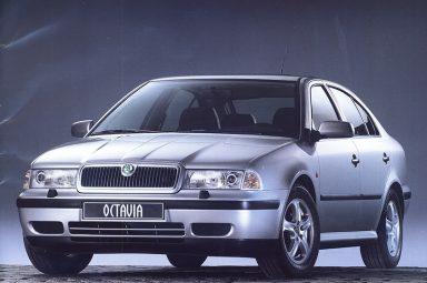 ŠKODA OCTAVIA 1996 S modelem ŠKODA OCTAVIA zavedla automobilka druhou modelovou řadu.