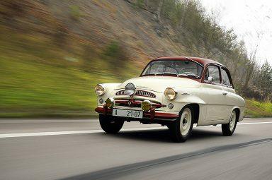 ŠKODA SPARTAK 1955 Vůz ŠKODA 440 SPARTAK přišel na trh v roce 1955. Označení 440 znamená čtyřválec o výkonu 40 koňských sil.