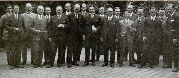 Na dalším snímku ze srpna roku 1925 je Fred Teele (uprostřed) mezi zakládajícími členy dalšího švýcarského RC Luzern. Třetí zleva je prezident RC Zürich dr.