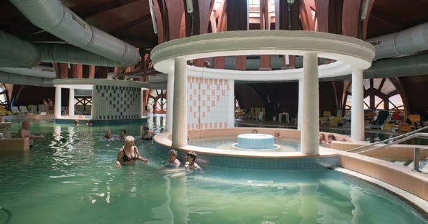 Zážitkové lázně pro rodiny Vnitřní a venkovní zážitkové bazény nejen pro děti nabízejí velké množství vodních atrakcí (masážní lehátka, bublinkové koupele, vodní hřib, krční vodní