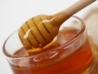 Obr. 3a Obr.3b Fruktóza doplň! Úloha 9. Vysvetli, prečo za určitých okolností tuhne med? Ako ho môžeme opäť uviesť do tekutého stavu? Ktorý med je zdravší tuhý alebo tekutý a prečo? Obr. 4 Med Med obsahuje až.