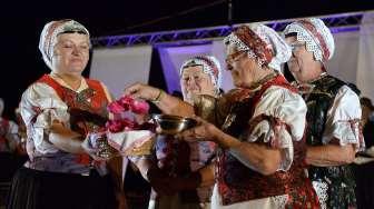 Prenčovan, ktorý sa uskutočnil ako zlatý klinec ukončenia bohatého programu vystúpení folklórnych skupín na Podsitnianskych dňoch hojnosti.