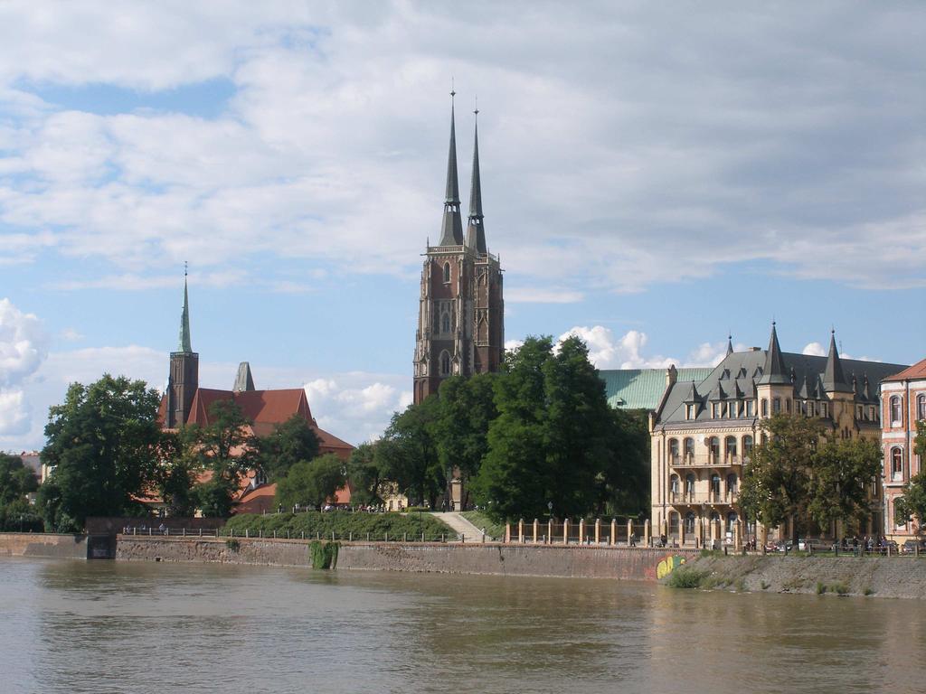 Město, pojmenované po českém panovníkovi Vratislavovi, se rozkládá na 12 ostrovech na řece Odře.