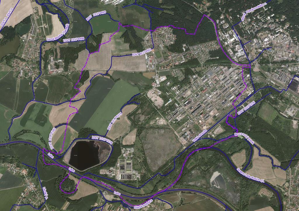 Podél průmyslové zóny protéká vodní tok Velká strouha, který má délku 15,53 km, ale významným způsobem neohrožuje obec.